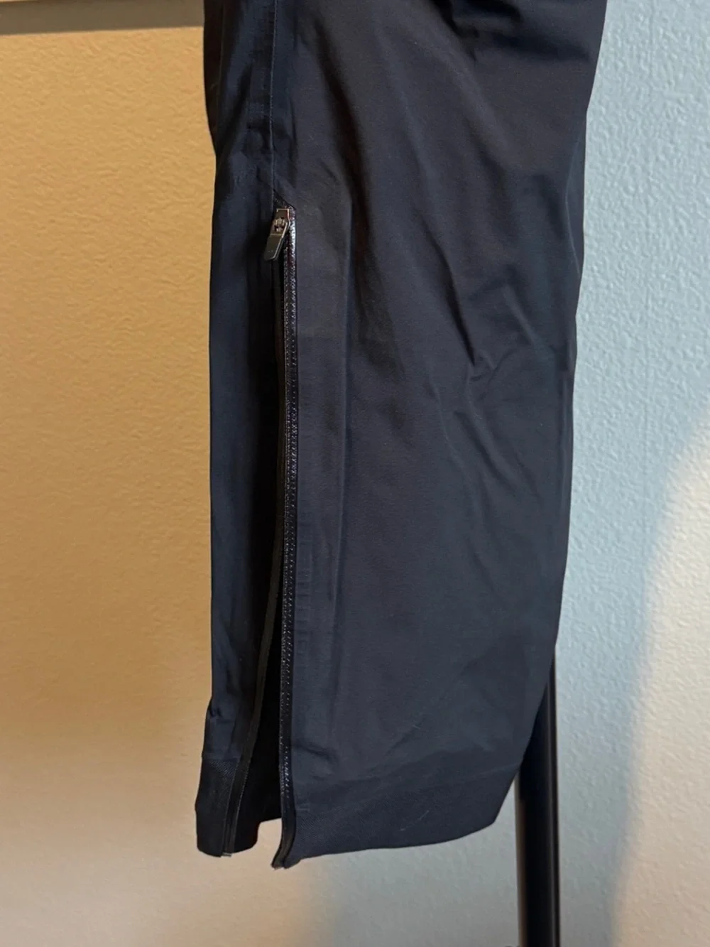 Patagonia Women’s Dirt Roamer Bike Pants Waterproof - Picture 4 of 7